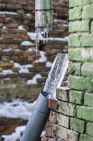 frozen pipe causing plumbing disaster